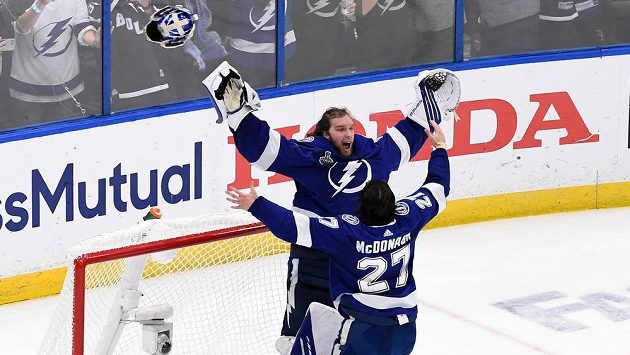 Radost v podání hokejistů Tampy po zisku Stanley Cupu. Brankář Lightning Andrej Vasilevskij (88) slaví s obráncem Ryanem McDonaghem (27) Radost v podání hokejistů Tampy po zisku Stanley Cupu. Brankář Lightning Andrej Vasilevskij (88) slaví s obráncem Ryanem McDonaghem (27)