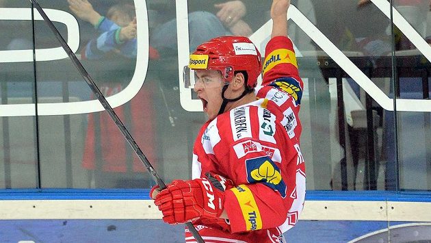 Třinecký střelec Jakub Orsava se raduje z gólu. Třinecký střelec Jakub Orsava se raduje z gólu.