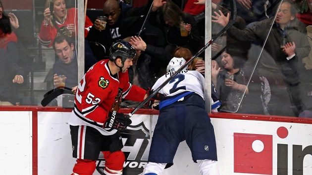 Útočník Chicaga Brandon Bollig (52) atakoval Adama Pardyho z Winnipegu tak tvrdě, že ho prohodil plexisklem mezi překvapené fanoušky Blackhawks. Útočník Chicaga Brandon Bollig (52) atakoval Adama Pardyho z Winnipegu tak tvrdě, že ho prohodil plexisklem mezi překvapené fanoušky Blackhawks.