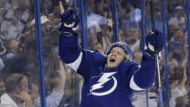 Útočník Tampy Ondřej Palát slaví svůj gól ze druhé třetiny třetího semifinále s NY Rangers. Útočník Tampy Ondřej Palát slaví svůj gól ze druhé třetiny třetího semifinále s NY Rangers.