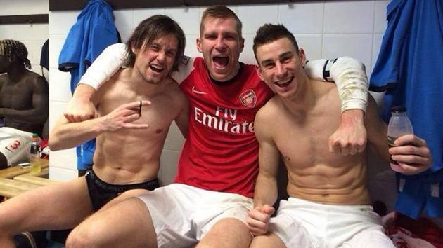 Per Mertesacker (uprostřed), Laurent Koscielny (vpravo) a Tomáš Rosický slaví výhru Arsenalu na hřišti Newcastlu. Per Mertesacker (uprostřed), Laurent Koscielny (vpravo) a Tomáš Rosický slaví výhru Arsenalu na hřišti Newcastlu.