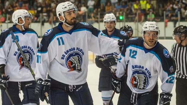 Plzeňští hokejisté Roman Vráblík, Michal Moravčík, Jakub Pour a Roman Vlach během utkání s Českými Budějovicemi. Plzeňští hokejisté Roman Vráblík, Michal Moravčík, Jakub Pour a Roman Vlach během utkání s Českými Budějovicemi.
