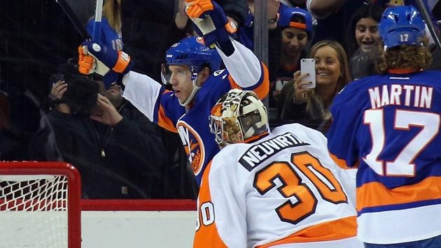 Brankář Philadelphie Michal Neuvirth inkasuje z hole Nikolaje Kuljemina v utkání s New Yorkem Islanders. Brankář Philadelphie Michal Neuvirth inkasuje z hole Nikolaje Kuljemina v utkání s New Yorkem Islanders.