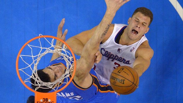 Basketbalista Los Angeles Clippers Blake Griffin (vpravo) střílí přes bránícího hráče týmu Oklahoma City Thunder Stevena Adamse. Basketbalista Los Angeles Clippers Blake Griffin (vpravo) střílí přes bránícího hráče týmu Oklahoma City Thunder Stevena Adamse.