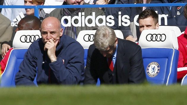 Jak symbolické - konec sezóny se blíží a kouč Arséne Wenger (vpravo) má hlavu v dlaních. Jak symbolické - konec sezóny se blíží a kouč Arséne Wenger (vpravo) má hlavu v dlaních.
