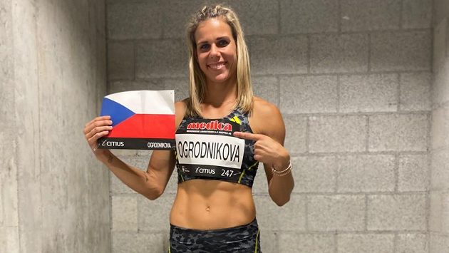 Nikola Ogrodníková se svým startovním číslem v Bernu. Nikola Ogrodníková se svým startovním číslem v Bernu.