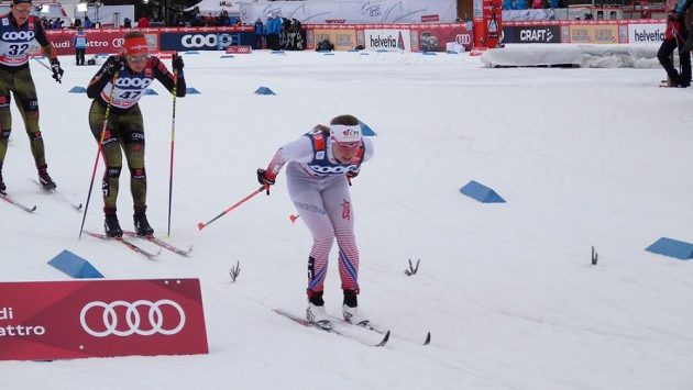 Petra Nováková (vpředu) při závodu Tour de Ski v Oberstdorfu. Petra Nováková (vpředu) při závodu Tour de Ski v Oberstdorfu.