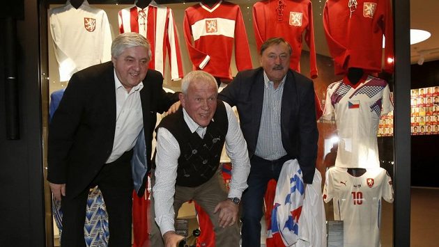 Karol Dobiaš (vlevo), Ivo Viktor (uprostřed) a Antonín Panenka křtí hvězdu připomínající vítězství českých fotbalistů na evropském šampionátu v Bělehradu v roce 1976. Karol Dobiaš (vlevo), Ivo Viktor (uprostřed) a Antonín Panenka křtí hvězdu připomínající vítězství českých fotbalistů na evropském šampionátu v Bělehradu v roce 1976.