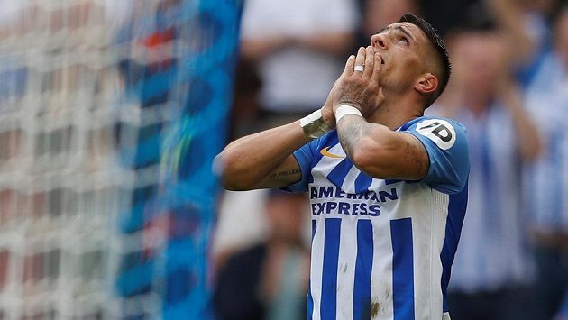 Anthony Knockaert z Brightonu slaví gól proti Evertonu. Anthony Knockaert z Brightonu slaví gól proti Evertonu.