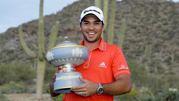 Australský golfista Jason Day pózuje s vítěznou trofejí. Australský golfista Jason Day pózuje s vítěznou trofejí.