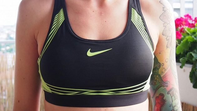Podprsenka Nike Pro Hyper Classic Padded: Dvojitá podpora je dobře promyšlená. Podprsenka Nike Pro Hyper Classic Padded: Dvojitá podpora je dobře promyšlená.