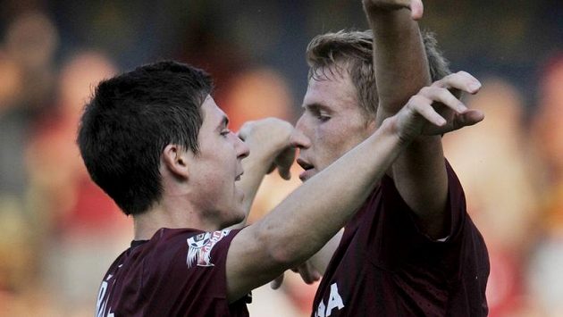 Bekim Balaj ze Sparty (vpravo) oslavuje s Tomášem Přikrylem branku vstřelenou Hradci Králové. Bekim Balaj ze Sparty (vpravo) oslavuje s Tomášem Přikrylem branku vstřelenou Hradci Králové.