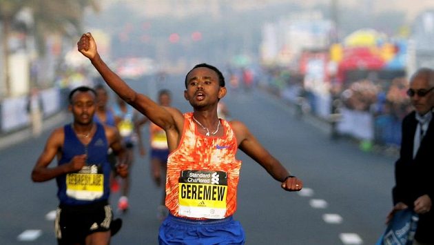 Mosinet Geremew z Etiopie při triumfu v Dubaji. Mosinet Geremew z Etiopie při triumfu v Dubaji.