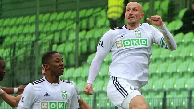 Marek Janečka (ve výskoku) vstřelil do branky Teplic třetí gól. Trefil se po dlouhých dvou letech. Marek Janečka (ve výskoku) vstřelil do branky Teplic třetí gól. Trefil se po dlouhých dvou letech.