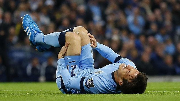Záložník Manchesteru City David Silva se svíjí v bolestech během osmifinále Ligového poháru s Newcastlem. Záložník Manchesteru City David Silva se svíjí v bolestech během osmifinále Ligového poháru s Newcastlem.
