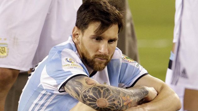 Smutný Argentinec Lionel Messi po finálovém nezdaru proti Chile. Smutný Argentinec Lionel Messi po finálovém nezdaru proti Chile.