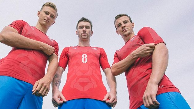 Antonín Barák (vlevo) by chtěl do skupiny Slováky, Vladimír Darida (vpravo) zase Rakušany a Bosnu. Uprostřed na snímku Jaromír Zmrhal. Antonín Barák (vlevo) by chtěl do skupiny Slováky, Vladimír Darida (vpravo) zase Rakušany a Bosnu. Uprostřed na snímku Jaromír Zmrhal.