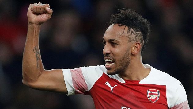 Útočník Arsenalu Pierre-Emerick Aubameyang oslavuje svoji gólovou trefu v derby s Tottenhamem. Útočník Arsenalu Pierre-Emerick Aubameyang oslavuje svoji gólovou trefu v derby s Tottenhamem.