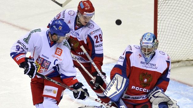 Kapitán českého týmu Nedvěd se před gólmanem Jerjomenkem snaží tečovat puk. Kapitán českého týmu Nedvěd se před gólmanem Jerjomenkem snaží tečovat puk.