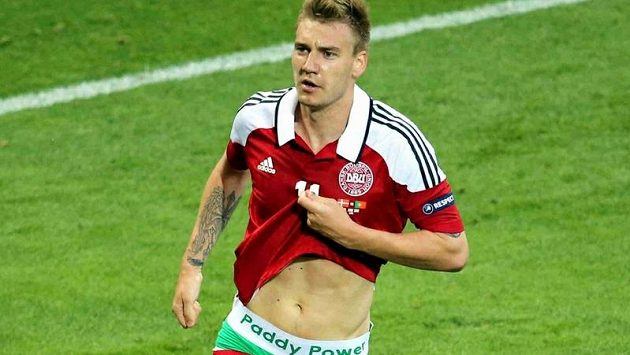 Inkriminovaný okamžik, kdy Nicklas Bendtner v utkání EURA s Portugalskem odhalil spodní prádlo, na jehož lemu měl jméno irské sázkové společnosti Inkriminovaný okamžik, kdy Nicklas Bendtner v utkání EURA s Portugalskem odhalil spodní prádlo, na jehož lemu měl jméno irské sázkové společnosti