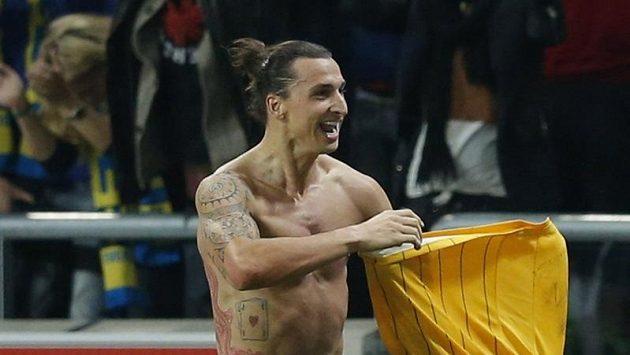 Švédský útočník Zlatan Ibrahimovič se raduje z jedné ze svých branek do sítě Anglie. Švédský útočník Zlatan Ibrahimovič se raduje z jedné ze svých branek do sítě Anglie.