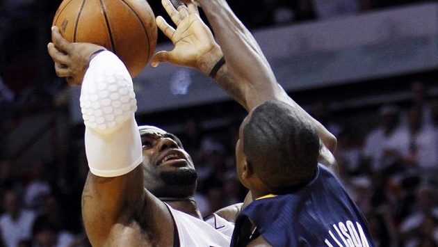 Basketbalista Miami LeBron James z Miami (vlevo) střílí přes Darrena Dollisona z Indiany. Basketbalista Miami LeBron James z Miami (vlevo) střílí přes Darrena Dollisona z Indiany.