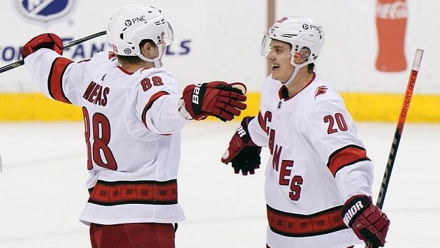 Martin Nečas (88) a Sebastian Aho (20) z Caroliny po rozhodujícím gólu proti Floridě. Martin Nečas (88) a Sebastian Aho (20) z Caroliny po rozhodujícím gólu proti Floridě.