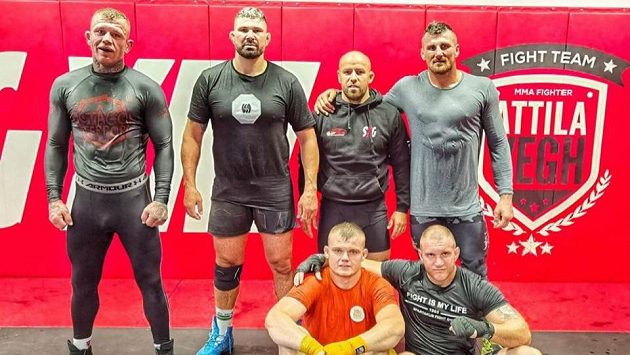 Václav Mikulášek (vlevo) maká v Trnavě ve Spartakus Fight Gym. V přpravě mu pomáhá Attila Végh (druhý zleva) a celý jeho tým. Václav Mikulášek (vlevo) maká v Trnavě ve Spartakus Fight Gym. V přpravě mu pomáhá Attila Végh (druhý zleva) a celý jeho tým.
