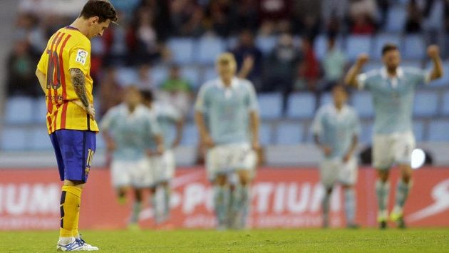 Zklamaný Lionel Messi (vlevo) poté, co jeho Barcelona prohrála na hřišti Celty Vigo. Zklamaný Lionel Messi (vlevo) poté, co jeho Barcelona prohrála na hřišti Celty Vigo.