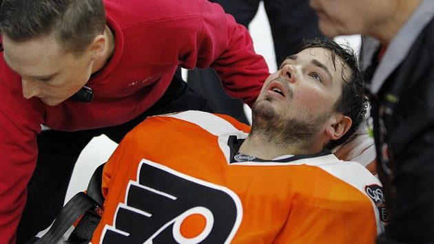 Gólman Philadelphie Michal Neuvirth v péči zdravotníků poté, co během utkání NHL s New Jersey zkolaboval. Gólman Philadelphie Michal Neuvirth v péči zdravotníků poté, co během utkání NHL s New Jersey zkolaboval.