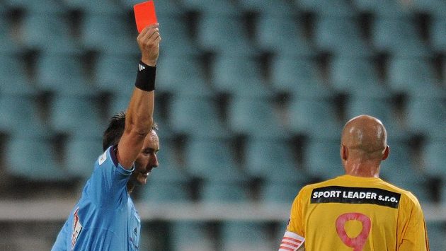 Rozhodčí Petr Ardeleánu ukazuje červenou kartu Janu Vorlovi z Dukly. Rozhodčí Petr Ardeleánu ukazuje červenou kartu Janu Vorlovi z Dukly.