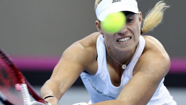 Německá tenistka Angelique Kerberová při fedcupovém souboji s Australankou Samanthou Stosurovou. Německá tenistka Angelique Kerberová při fedcupovém souboji s Australankou Samanthou Stosurovou.
