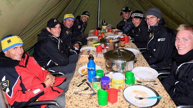 Český cyklista Roman Kreuziger (druhý zleva) s týmovými kolegy ze stáje Saxo-Tinkoff během teambuildingu před výstupem na Kilimandžáro. Český cyklista Roman Kreuziger (druhý zleva) s týmovými kolegy ze stáje Saxo-Tinkoff během teambuildingu před výstupem na Kilimandžáro.