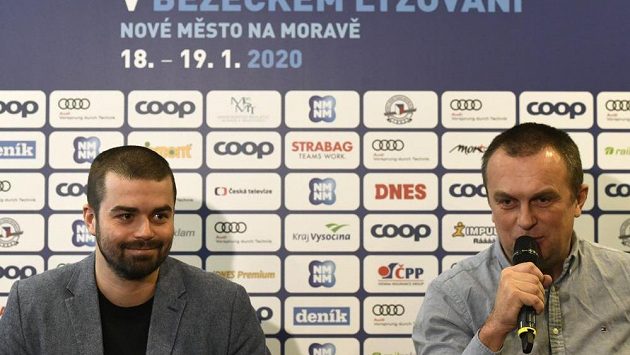 Viceprezident Svazu lyžařů ČR Lukáš Sacher (vlevo) a šéf organizačního výboru Světového poháru v Novém Městě na Moravě Jiří Hamza. Viceprezident Svazu lyžařů ČR Lukáš Sacher (vlevo) a šéf organizačního výboru Světového poháru v Novém Městě na Moravě Jiří Hamza.