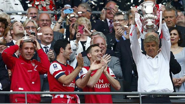 Arséne Wenger (vpravo) po devíti letech letos znovu zvedl trofej - se svým Arsenalem vyhrál Anglický pohár. Arséne Wenger (vpravo) po devíti letech letos znovu zvedl trofej - se svým Arsenalem vyhrál Anglický pohár.