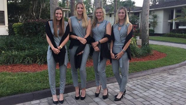 České tenistky před zápasem s USA. (Zleva) Markéta Vondroušová, Kristýna Plíšková, Kateřina Siniaková a Denisa Allertová. České tenistky před zápasem s USA. (Zleva) Markéta Vondroušová, Kristýna Plíšková, Kateřina Siniaková a Denisa Allertová.