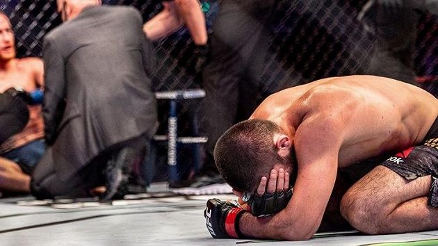 Chabib Nurmagomedov pláče po své poslední výhře v kariéře. Chabib Nurmagomedov pláče po své poslední výhře v kariéře.