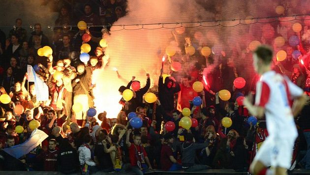 Fanoušci Sparty během pražského derby proti Slavii na Letné. Fanoušci Sparty během pražského derby proti Slavii na Letné.