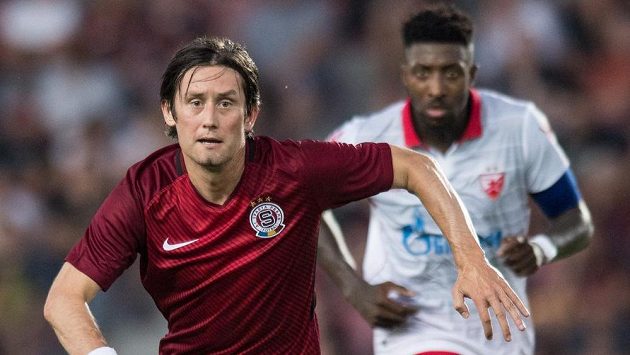 Tomáš Rosický vede míč. Tomáš Rosický vede míč.