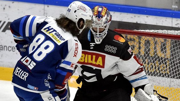 Peter Mueller z Brna v neúspěšném samostatném nájezdu. Vpravo brankář Sparty Alexander Salák. Peter Mueller z Brna v neúspěšném samostatném nájezdu. Vpravo brankář Sparty Alexander Salák.