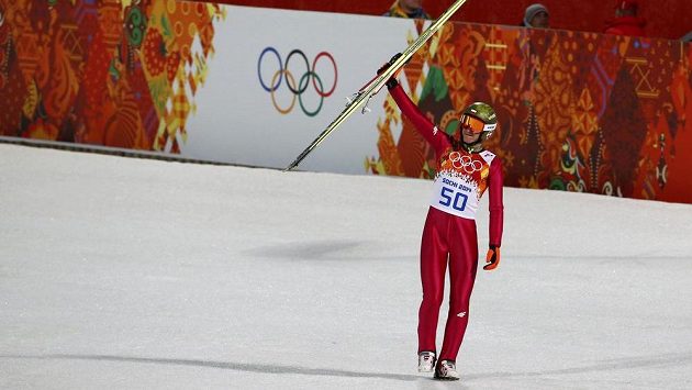 Polský skokan na lyžích Kamil Stoch se raduje z olympijského triumfu na velkém můstku. Polský skokan na lyžích Kamil Stoch se raduje z olympijského triumfu na velkém můstku.