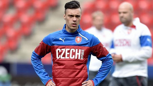 Václav Kadlec během předzápasového tréninku. Václav Kadlec během předzápasového tréninku.