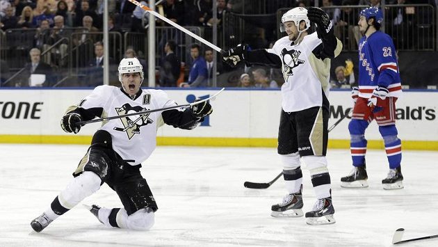 Útočníci Pittsburghu Jevgenij Malkin (vlevo) a Chris Kunitz (uprostřed) se radují z gólu proti New Yorku Rangers. Vpravo je smutný forvard Jezdců Brian Boyle. Útočníci Pittsburghu Jevgenij Malkin (vlevo) a Chris Kunitz (uprostřed) se radují z gólu proti New Yorku Rangers. Vpravo je smutný forvard Jezdců Brian Boyle.