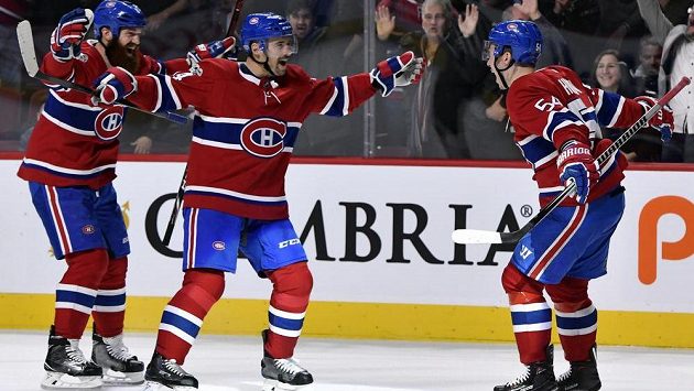 Český útočník Tomáš Plekanec (uprostřed) slaví. Právě rozhodl v prodloužení o výhře nad New Jersey Devils. V zámořské soutěži skóroval po osmnácti zápasech. Český útočník Tomáš Plekanec (uprostřed) slaví. Právě rozhodl v prodloužení o výhře nad New Jersey Devils. V zámořské soutěži skóroval po osmnácti zápasech.