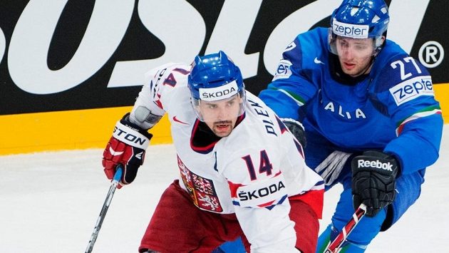 Tomáš Plekanec (vlevo) v souboji s italským zadákem Thomasem Larkinem na MS v roce 2012 ve Stockholmu. Tomáš Plekanec (vlevo) v souboji s italským zadákem Thomasem Larkinem na MS v roce 2012 ve Stockholmu.