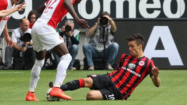 Václav Kadlec z Frankfurtu (vpravo) bojuje o míč s obráncem Augsburgu Abdulem Rahmem Babou. Václav Kadlec z Frankfurtu (vpravo) bojuje o míč s obráncem Augsburgu Abdulem Rahmem Babou.