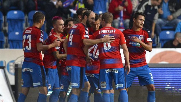 Plzeňští fotbalisté se radují z gólu proti Karviné. Plzeňští fotbalisté se radují z gólu proti Karviné.