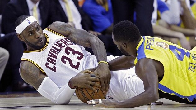LeBron James z Clevelandu (vlevo) bojuje o míč s Jeremym Pargem z Maccabi Tel Aviv. LeBron James z Clevelandu (vlevo) bojuje o míč s Jeremym Pargem z Maccabi Tel Aviv.