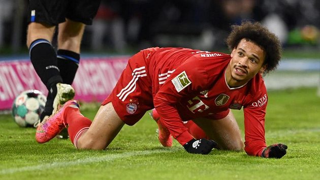 Fotbalisté Bayernu Mnichov v nejvyšší německé soutěži nečekaně klopýtli s Bielefeldem. Na snímku klečí na trávníku Leroy Sané. Fotbalisté Bayernu Mnichov v nejvyšší německé soutěži nečekaně klopýtli s Bielefeldem. Na snímku klečí na trávníku Leroy Sané.