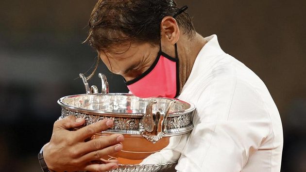 Rafael Nadal se laská s Pohárem mušketýrů pro vítěze grandslamového French Open v Paříži. Rafael Nadal se laská s Pohárem mušketýrů pro vítěze grandslamového French Open v Paříži.